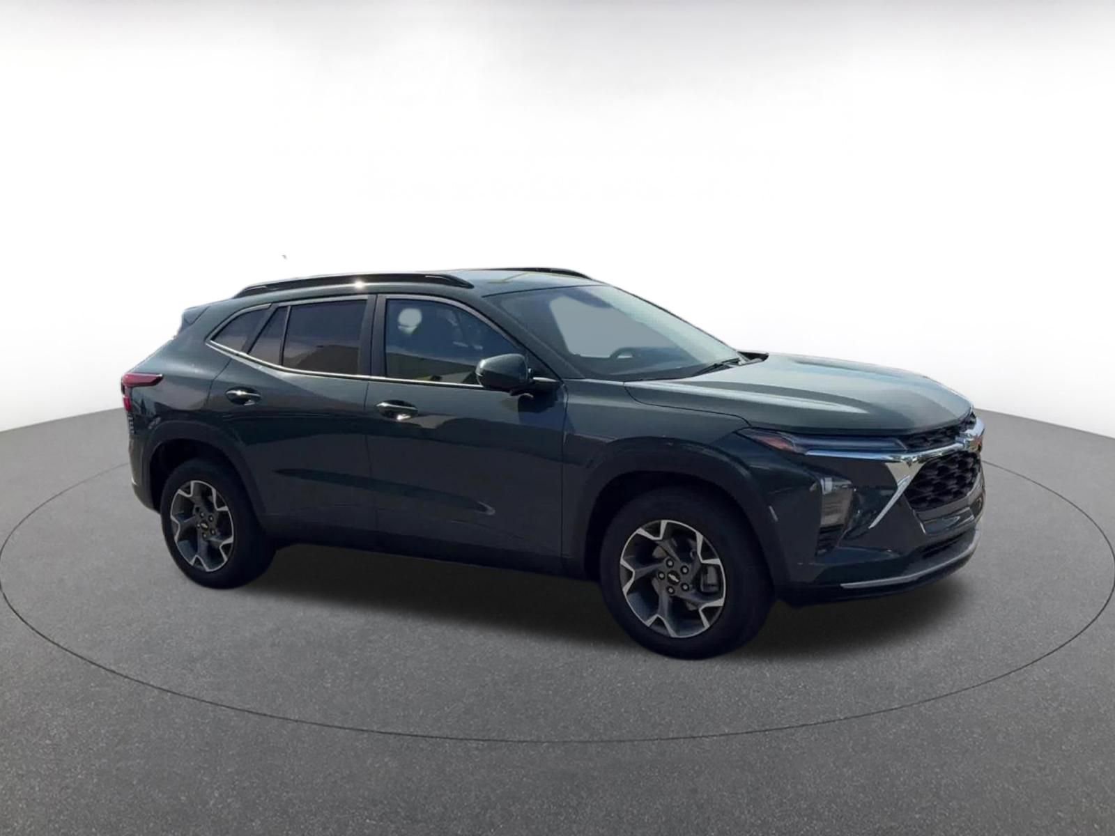 Used 2025 Chevrolet Trax LT image 2