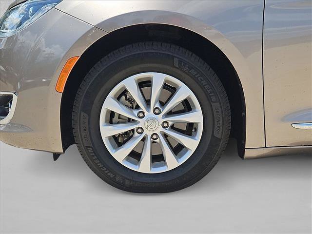 Used 2017 Chrysler Pacifica Touring-L FWD image 15