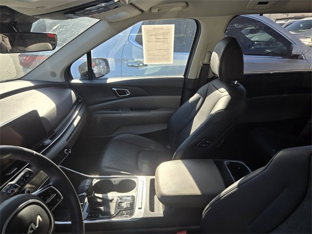 Used 2025 Kia Carnival EX image 8