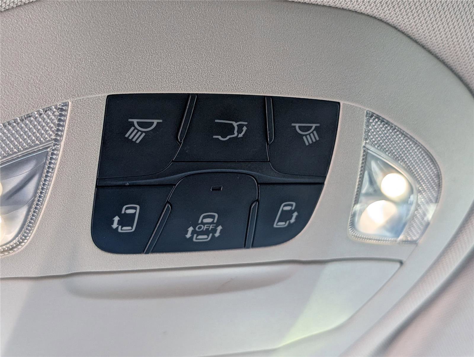 Used 2023 Chrysler Voyager LX image 34