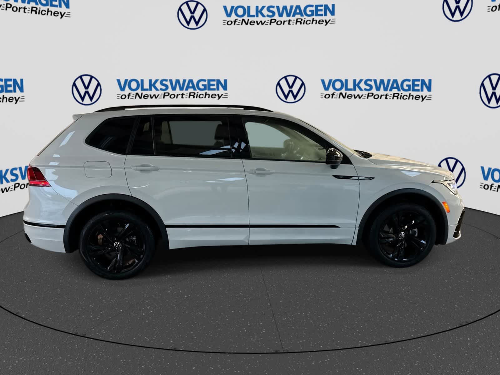 Used 2024 Volkswagen Tiguan SE R-Line FWD image 15