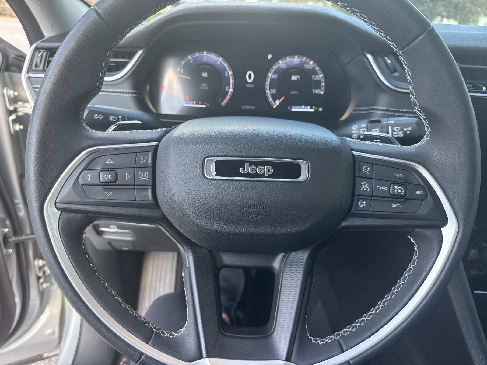 Used 2023 Jeep Grand Cherokee Laredo image 28