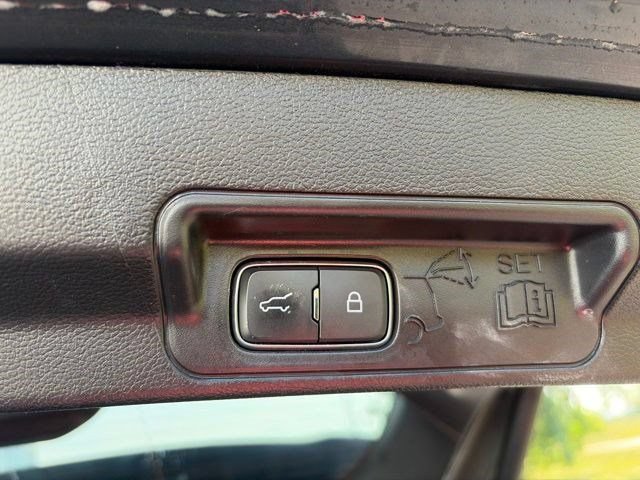 Used 2022 Ford Explorer XLT w/ Equipment Group 202A AWD/4WD image 38