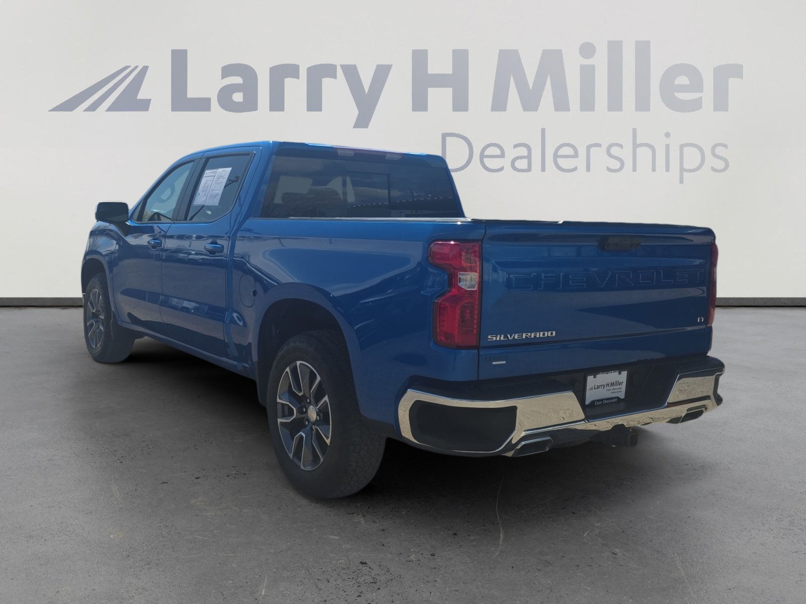 Used 2023 Chevrolet Silverado 1500 LT w/ Z71 Off-Road Package image 3