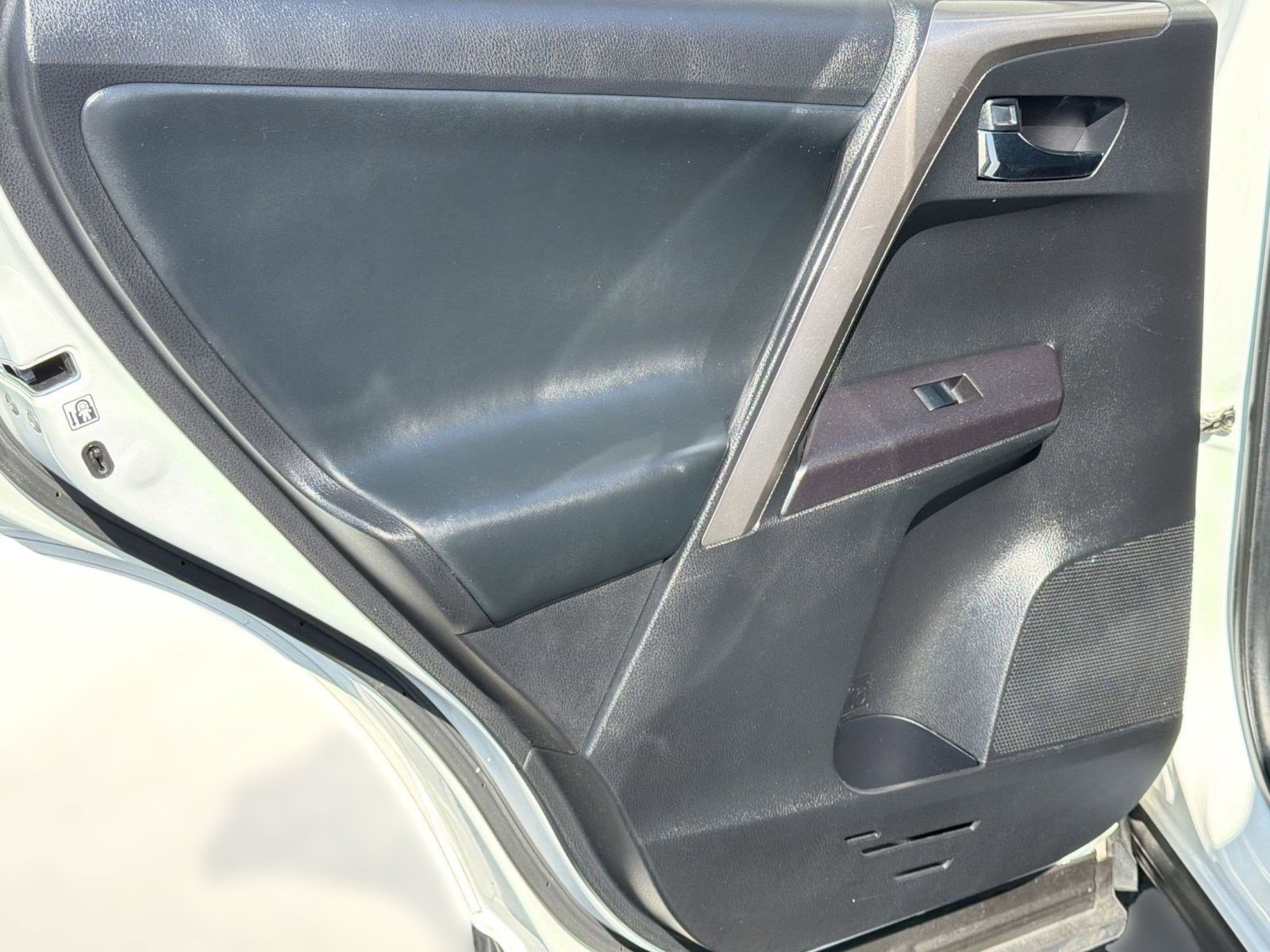Used 2018 Toyota RAV4 XLE AWD/4WD image 30