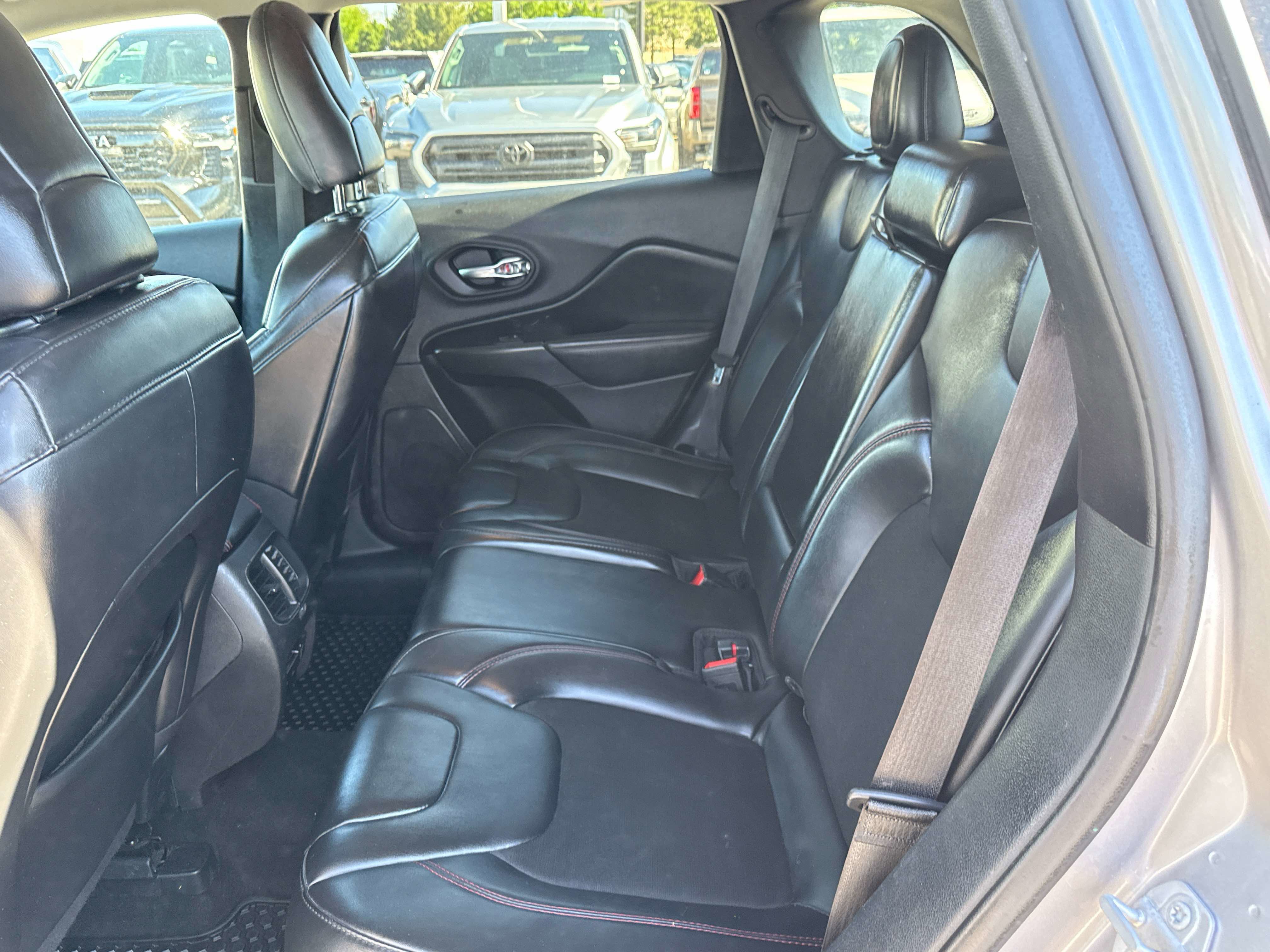 Used 2020 Jeep Cherokee Trailhawk w/ Comfort/Convenience Group AWD/4WD image 12