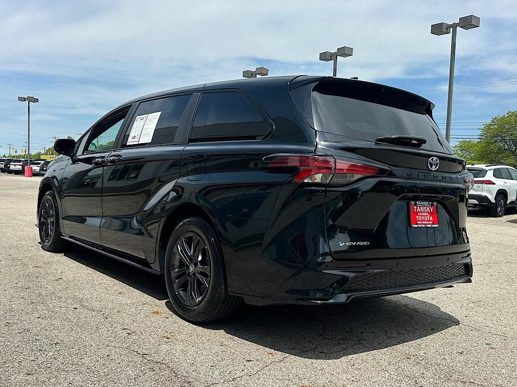 Used 2025 Toyota Sienna XSE AWD/4WD image 3