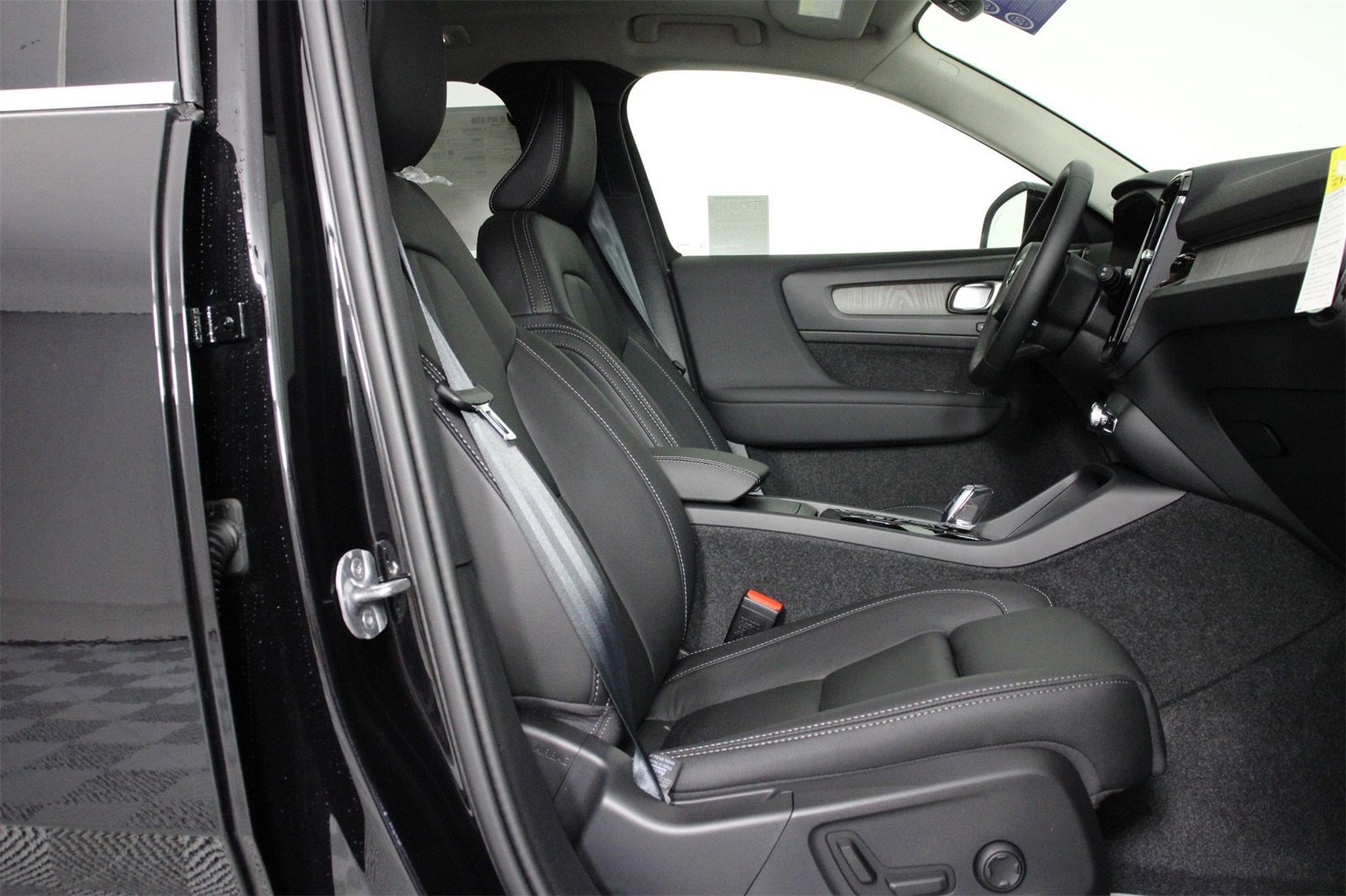 New 2025 Volvo XC40 B5 Ultra w/ Climate Package image 10