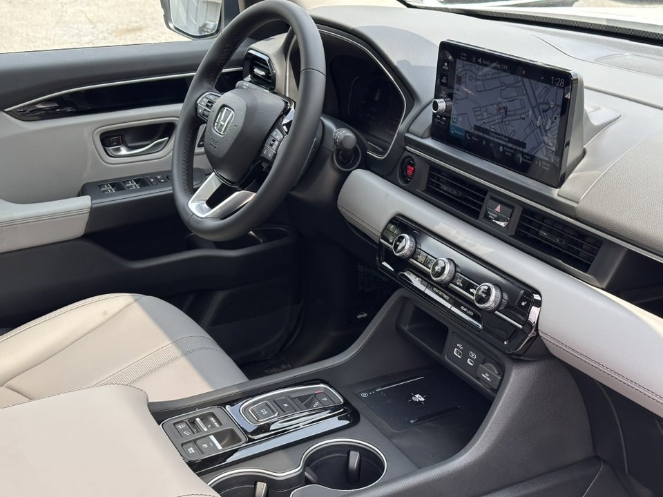 New 2025 Honda Pilot Touring image 9
