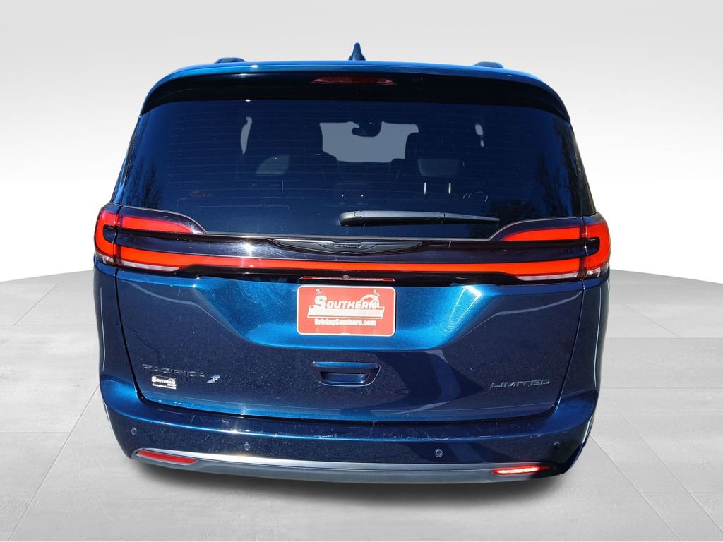 Used 2025 Chrysler Pacifica Limited image 4