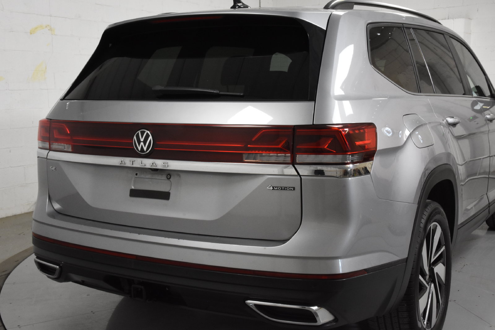 Used 2025 Volkswagen Atlas SE AWD/4WD image 3