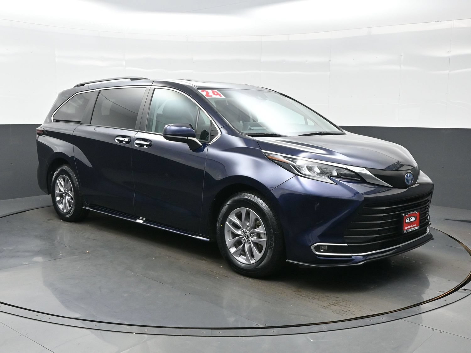 Used 2024 Toyota Sienna XLE FWD image 8