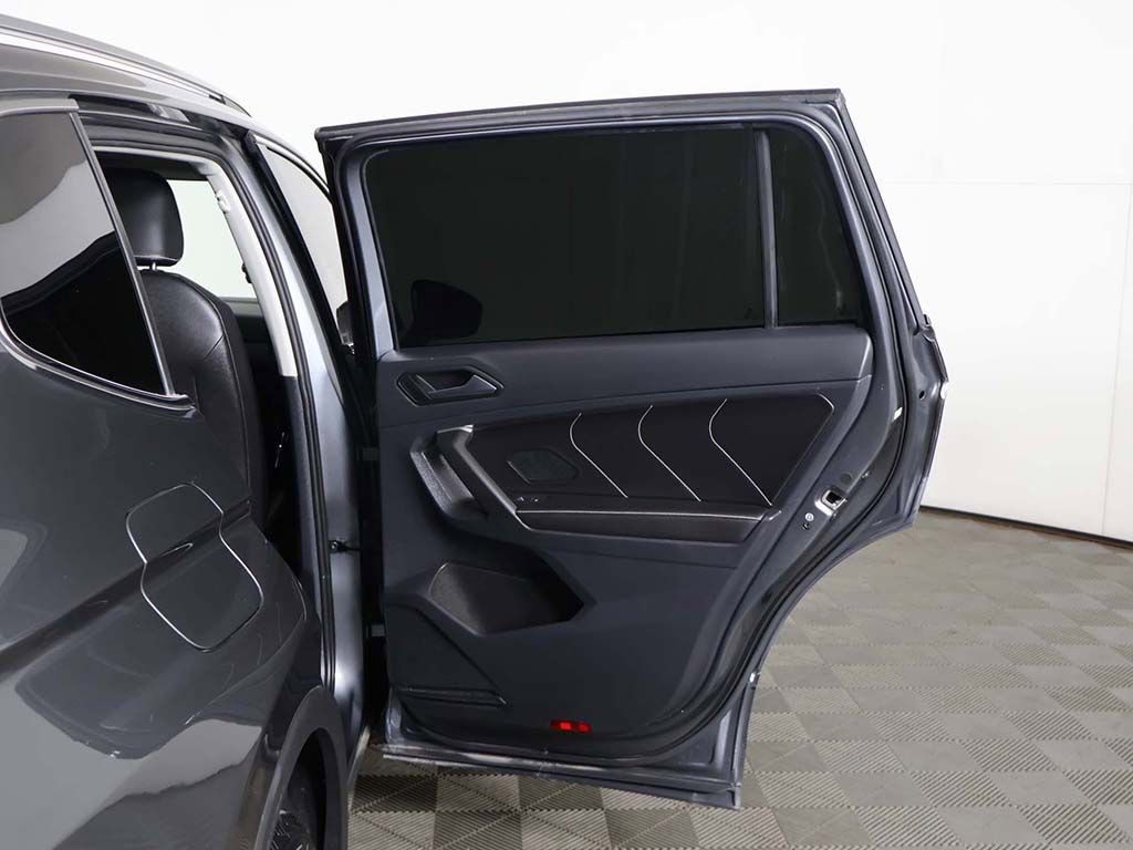 Used 2024 Volkswagen Tiguan SE w/ Panoramic Sunroof Package FWD image 24