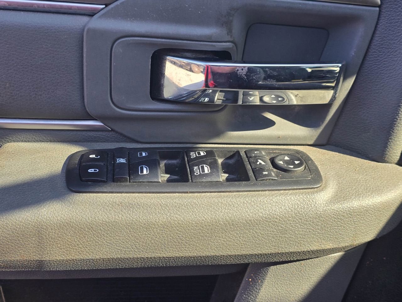Used 2019 RAM 1500 Classic SLT w/ Luxury Group AWD/4WD image 9
