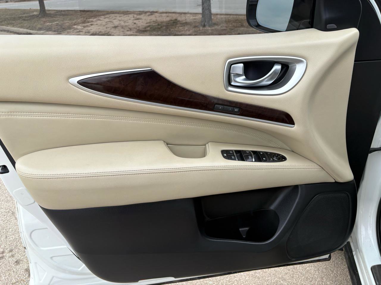 Used 2017 INFINITI QX60 FWD w/ Deluxe Technology Package image 11