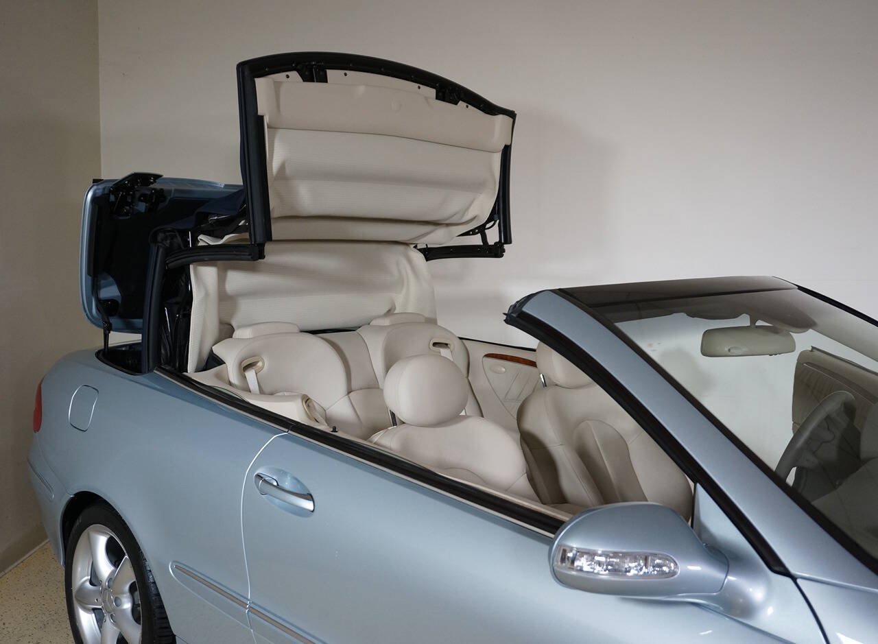 Used 2005 Mercedes-Benz CLK 320 Cabriolet image 2