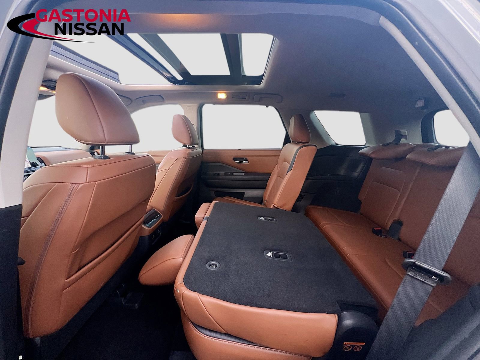 Used 2024 Nissan Pathfinder Platinum w/ Cargo Package image 33