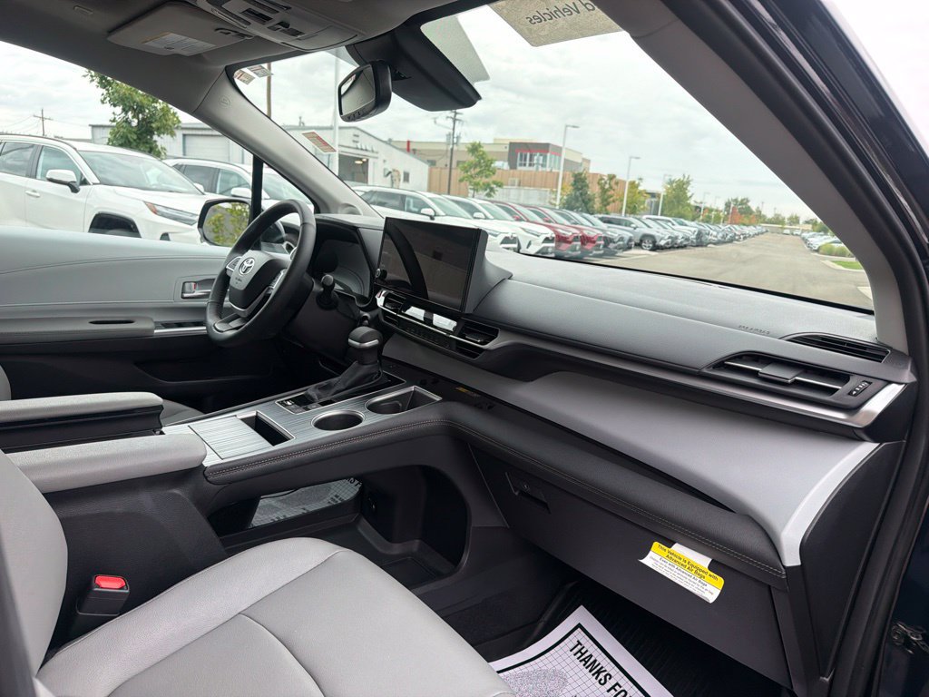 Used 2026 Toyota Sienna XLE AWD/4WD image 12