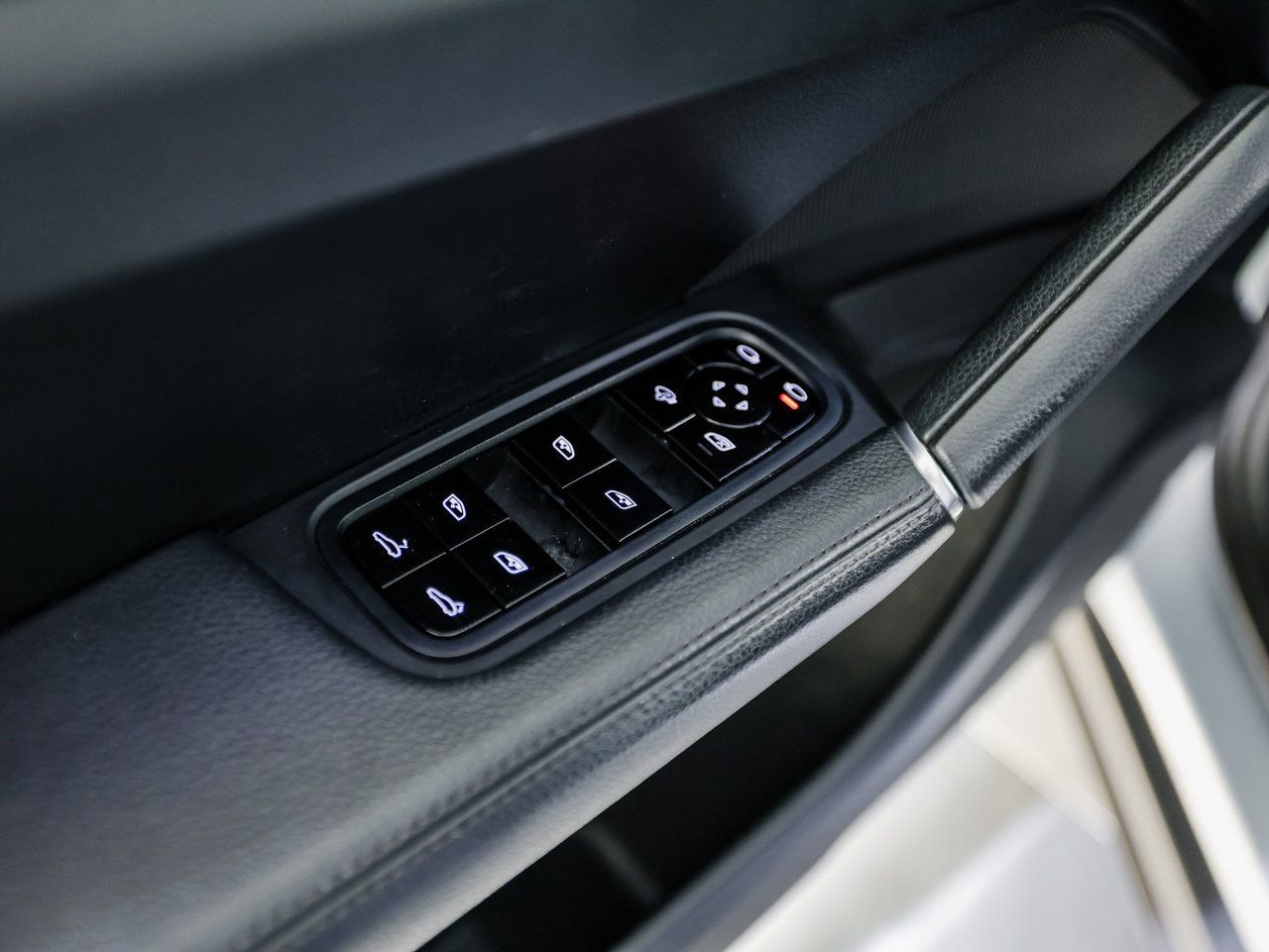 Certified 2020 Porsche Cayenne image 23