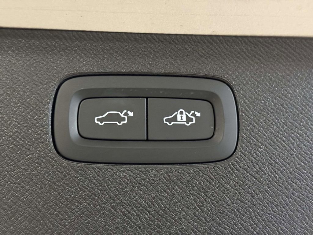 Certified 2025 Volvo XC90 B6 Plus image 18