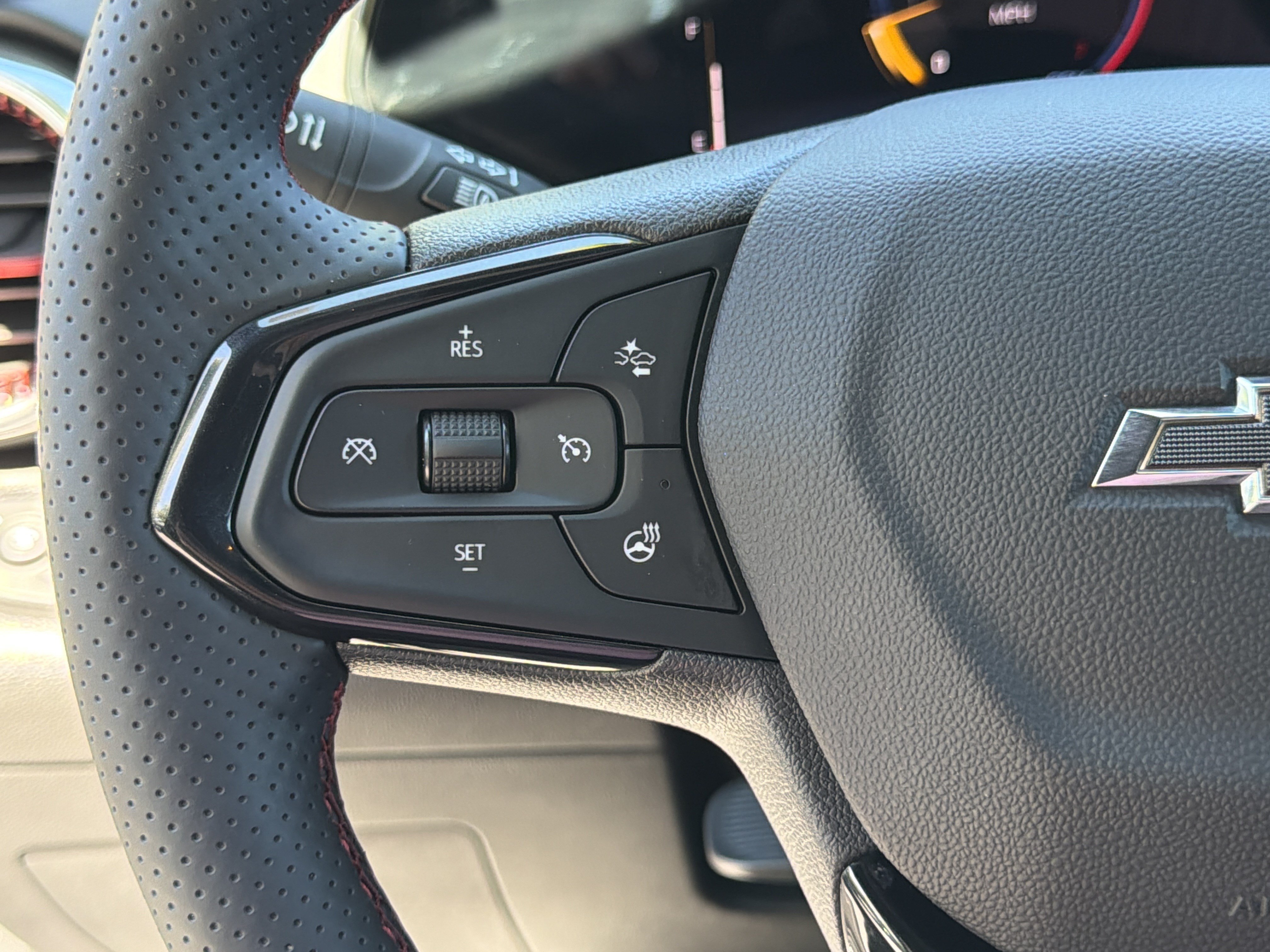 Used 2025 Chevrolet Trax RS w/ Sunroof Package FWD image 24