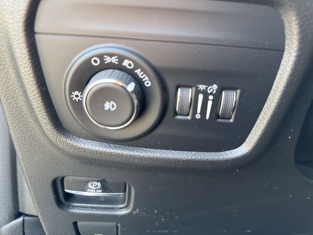 Used 2022 Jeep Grand Cherokee Overland w/ Luxury Tech Group IV AWD/4WD image 37