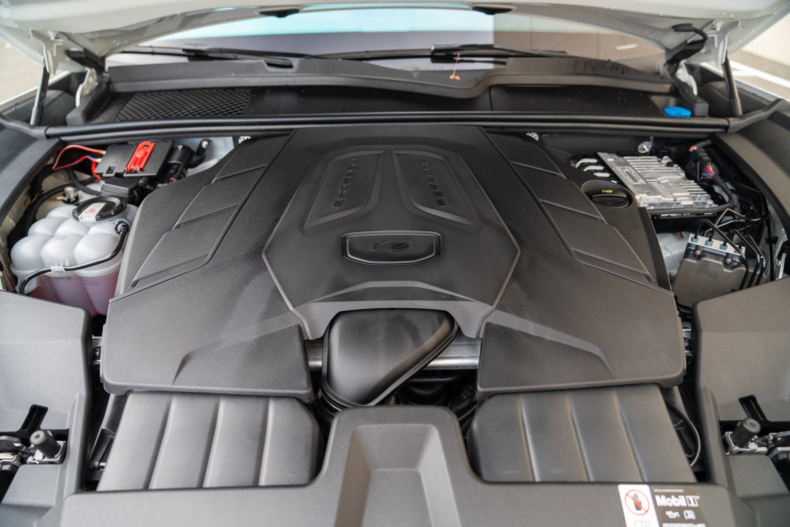 Used 2025 Porsche Cayenne image 28