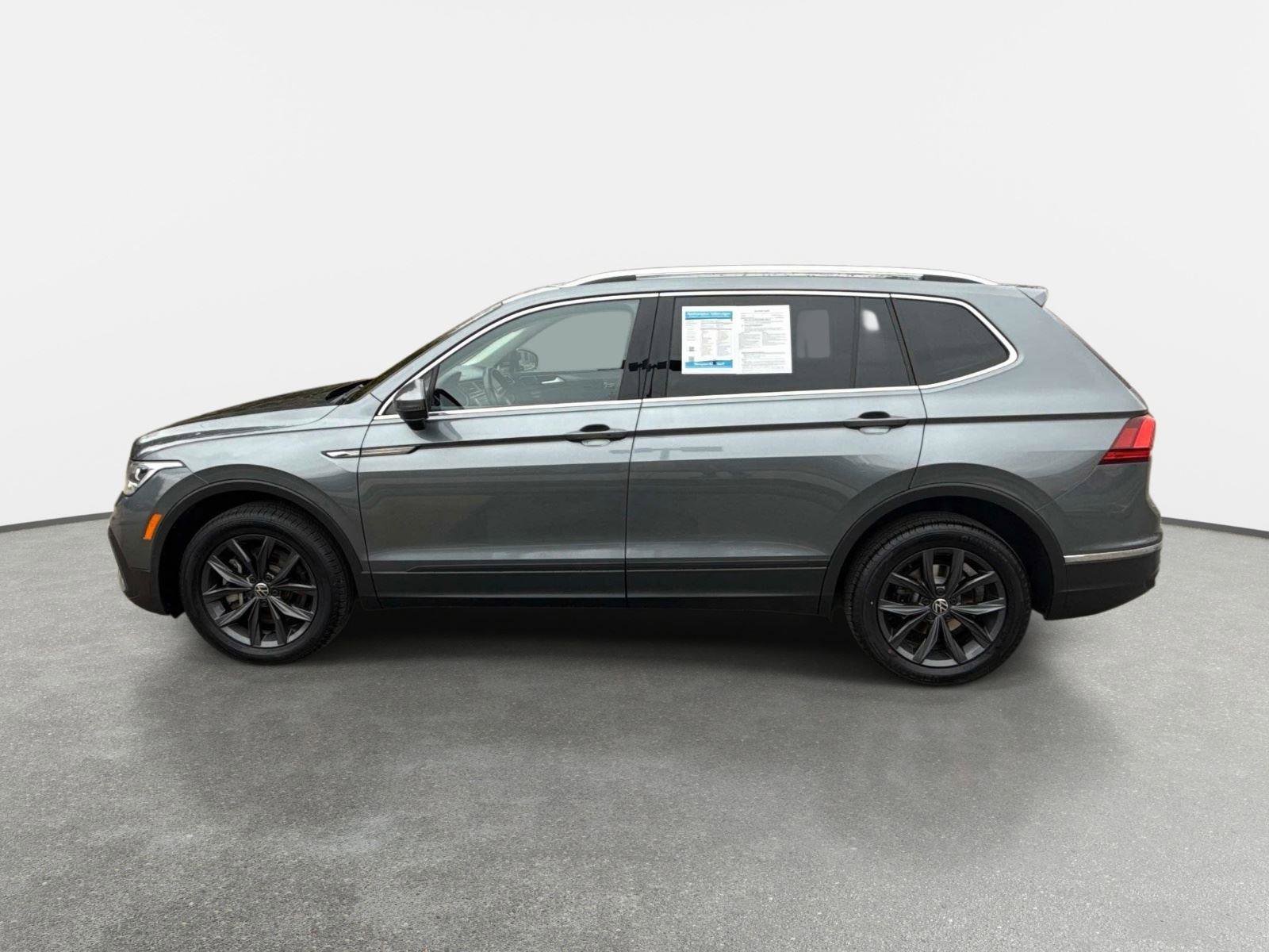 Used 2022 Volkswagen Tiguan SE w/ Panoramic Sunroof Package image 8