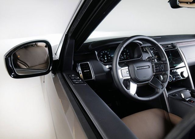 New 2026 Land Rover Discovery Dynamic SE image 22