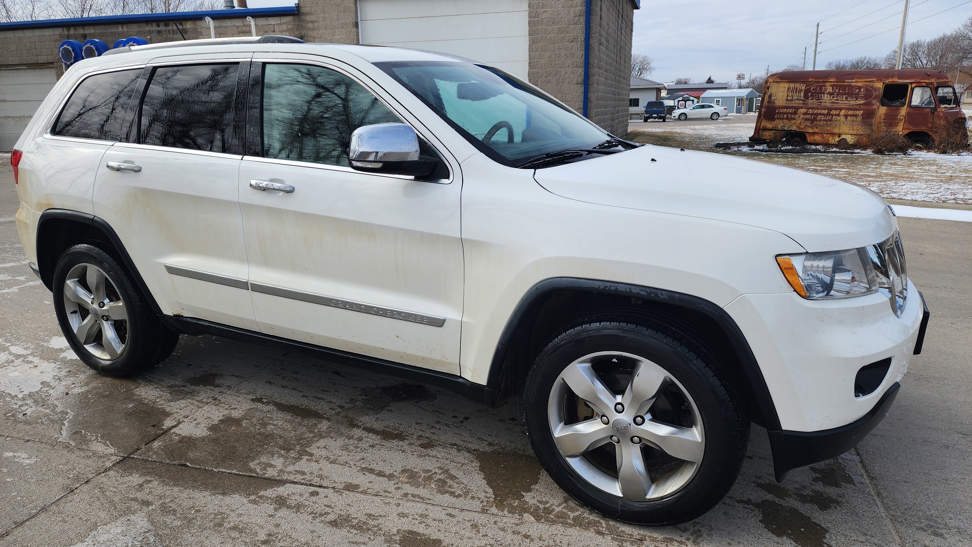 Used 2012 Jeep Grand Cherokee Overland AWD/4WD image 3