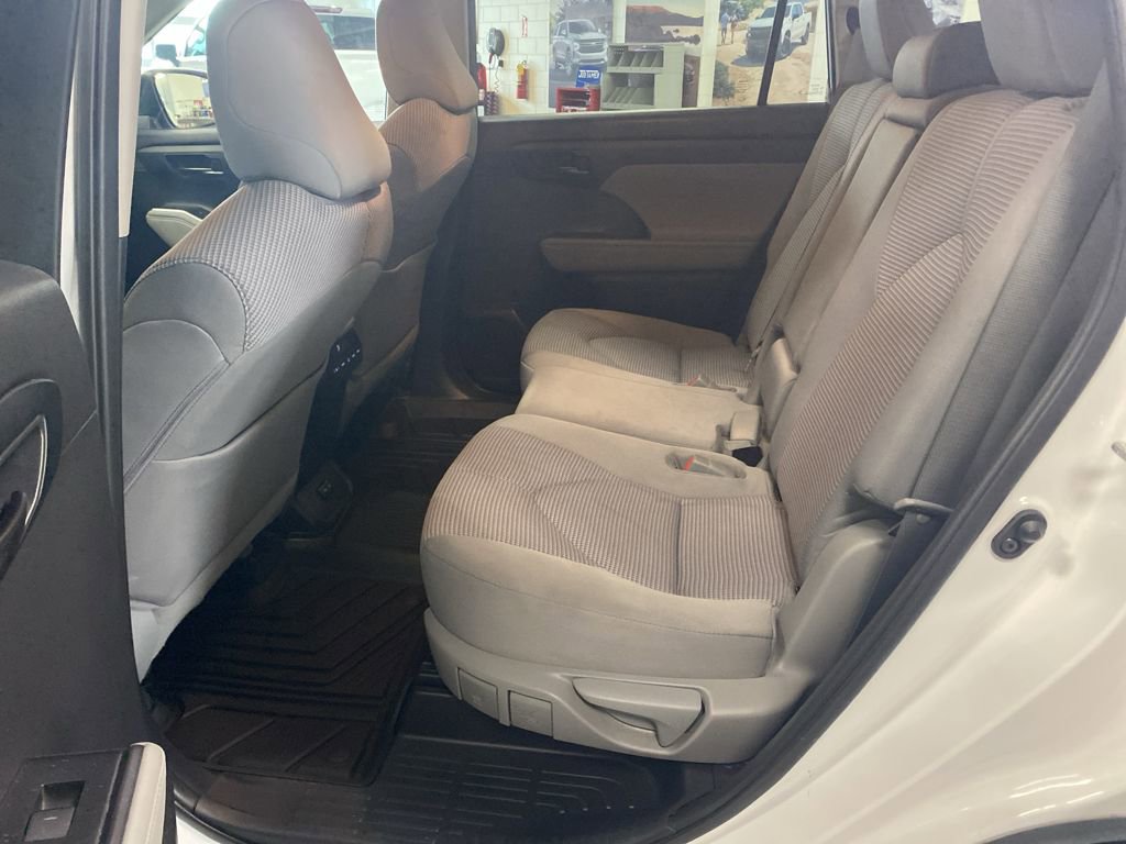 Used 2023 Toyota Highlander L image 12