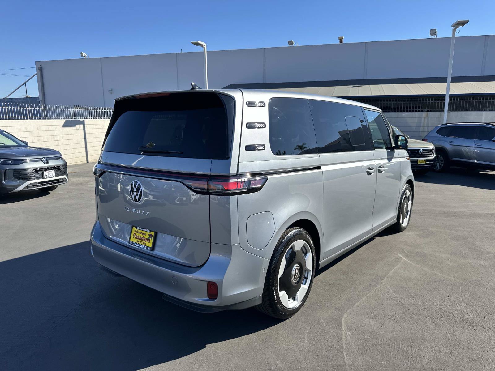 Certified 2025 Volkswagen ID. Buzz Pro S RWD image 4