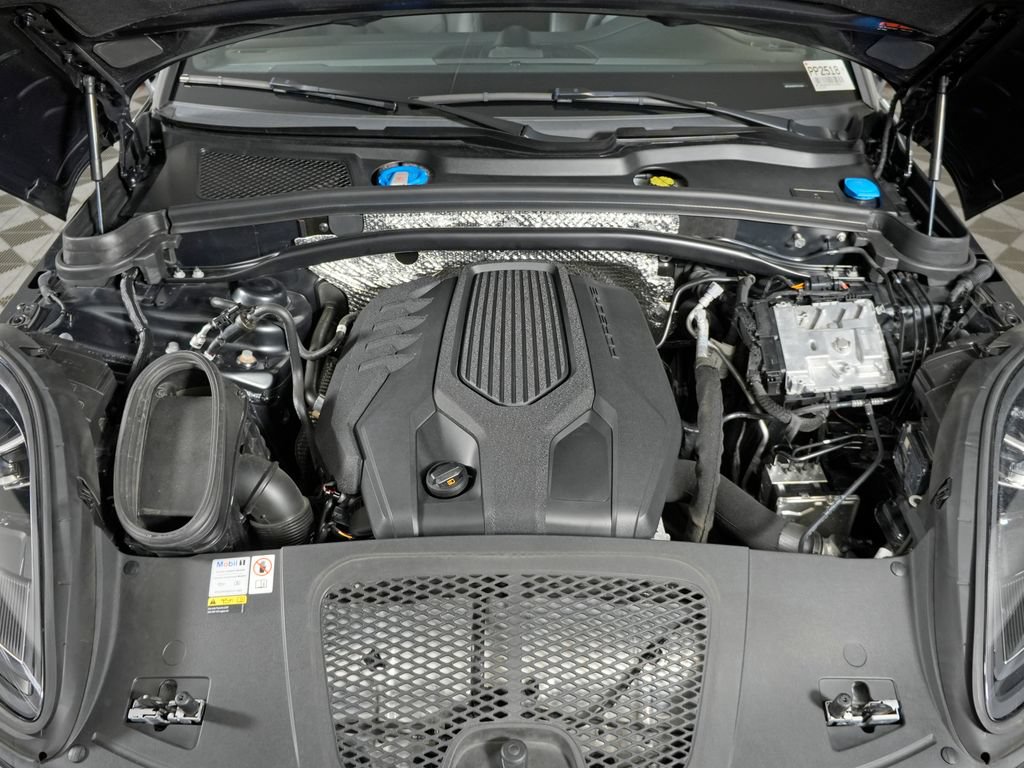 Certified 2023 Porsche Macan Turbo AWD/4WD image 41
