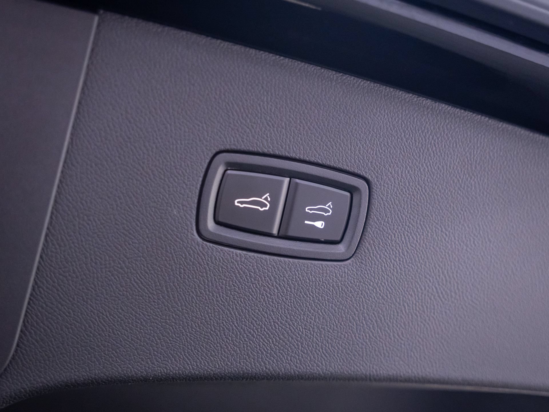Certified 2025 Porsche Cayenne E-Hybrid Coupe AWD/4WD image 33