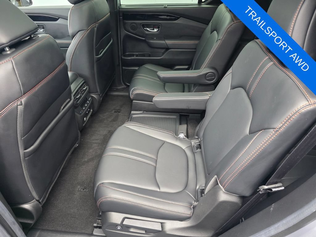 Used 2025 Honda Pilot TrailSport image 14