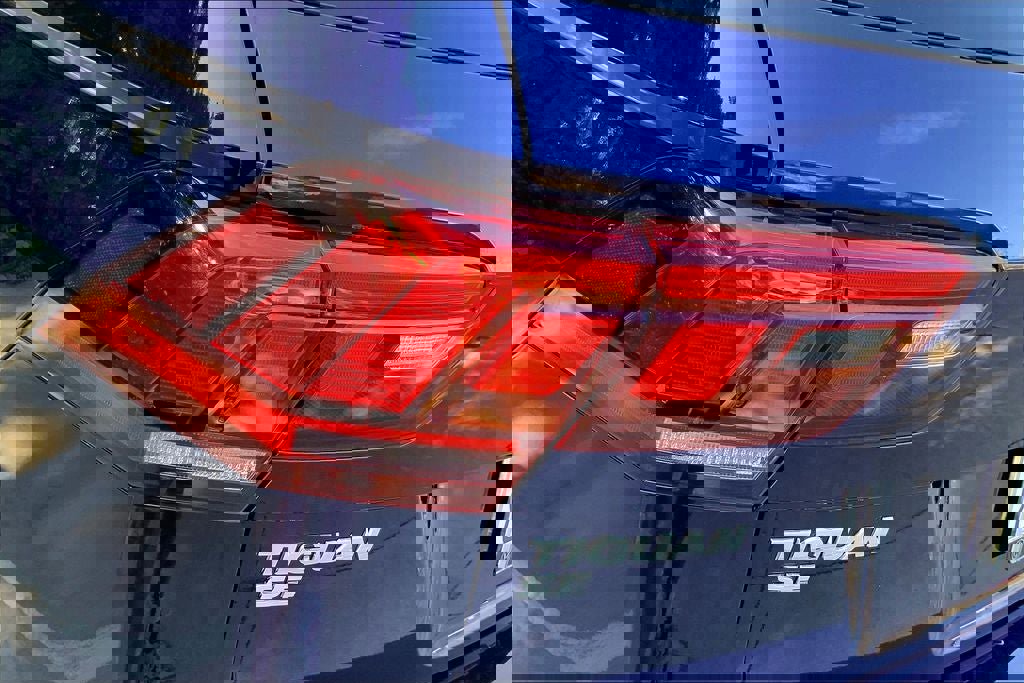 Certified 2021 Volkswagen Tiguan SE image 28