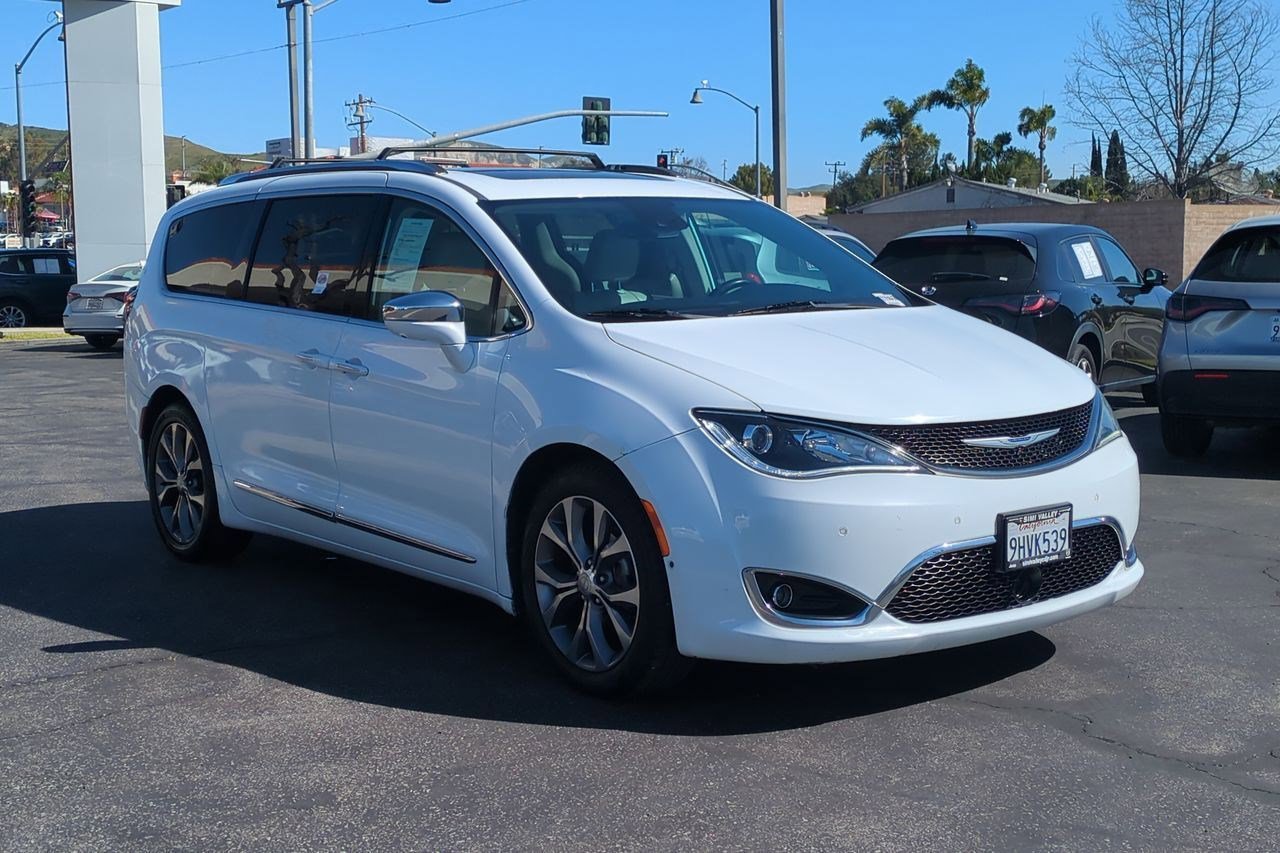 Used 2020 Chrysler Pacifica Limited w/ Tire & Wheel Group image 3