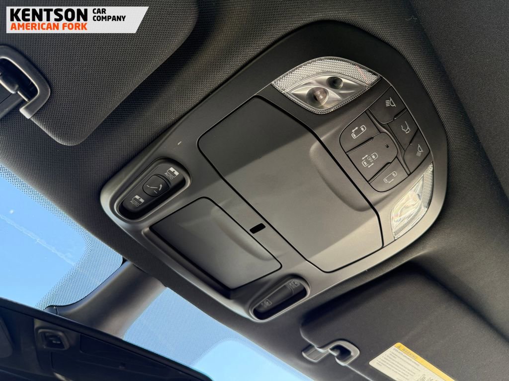 Used 2026 Chrysler Pacifica Limited image 34