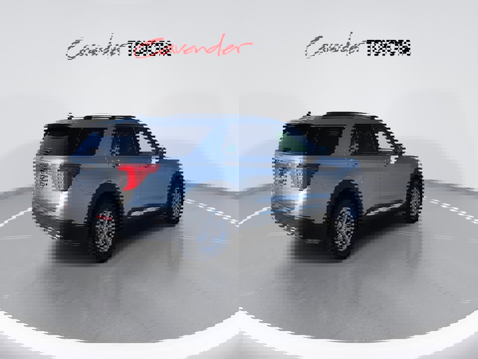 Used 2024 Ford Explorer XLT w/ Equipment Group 202A image 8