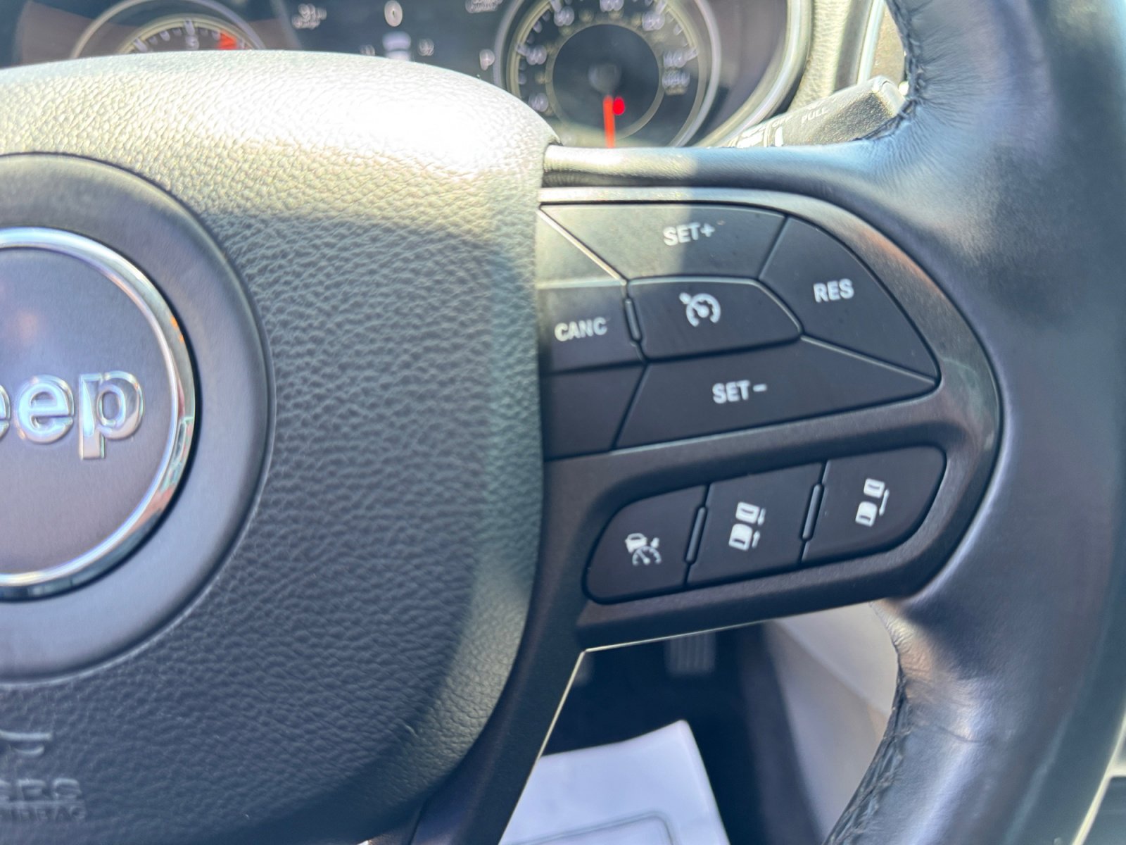 Used 2019 Jeep Cherokee Trailhawk AWD/4WD image 30