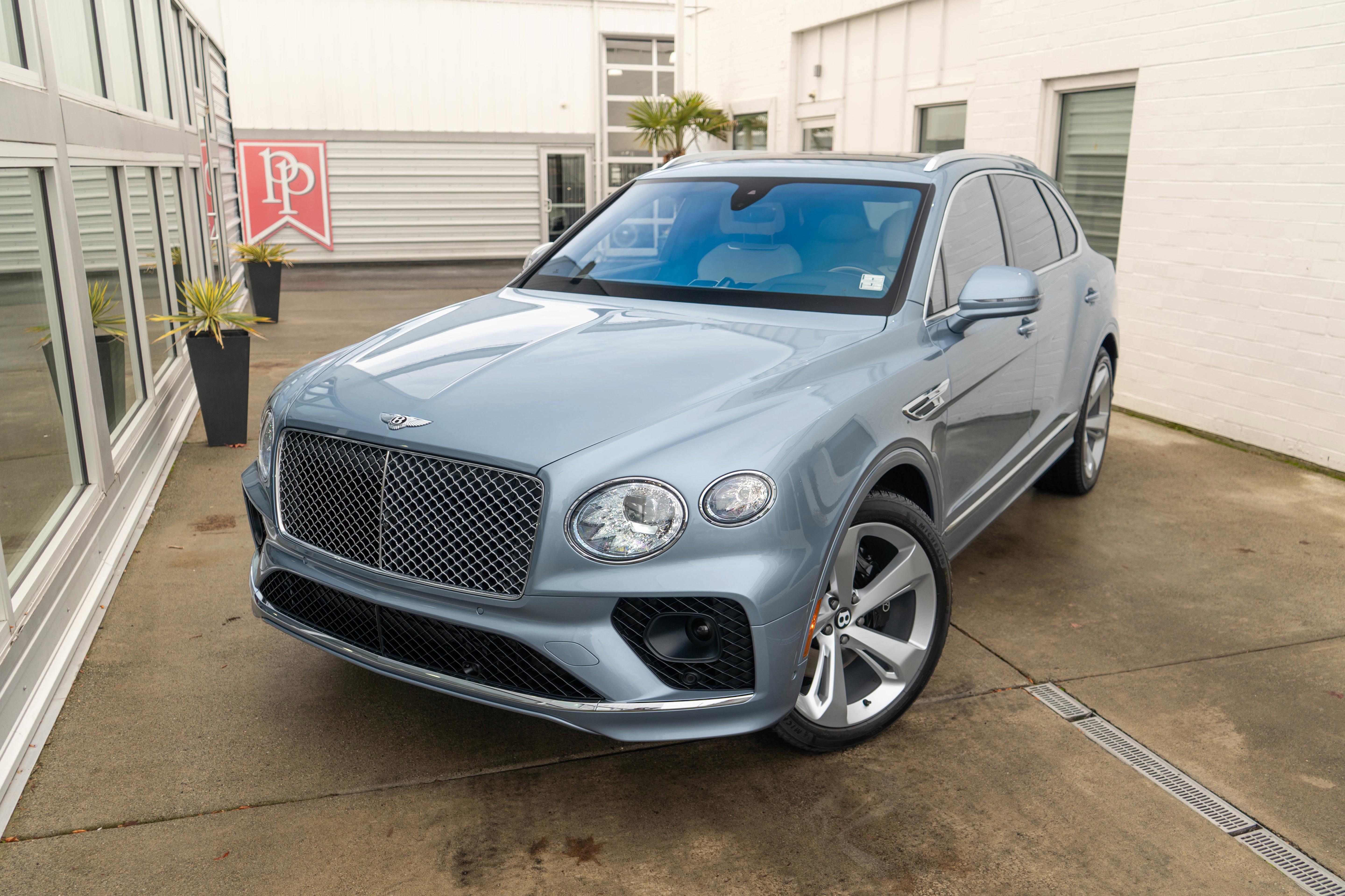 Used 2023 Bentley Bentayga image 3