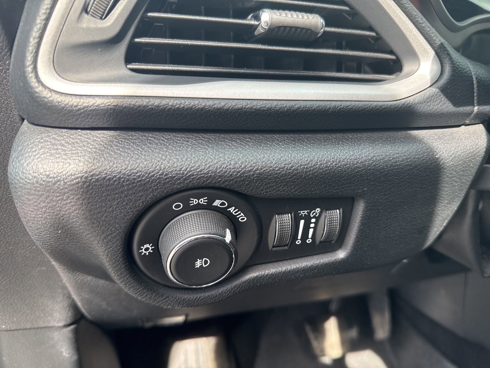 Used 2020 Chrysler Pacifica Touring-L FWD image 11