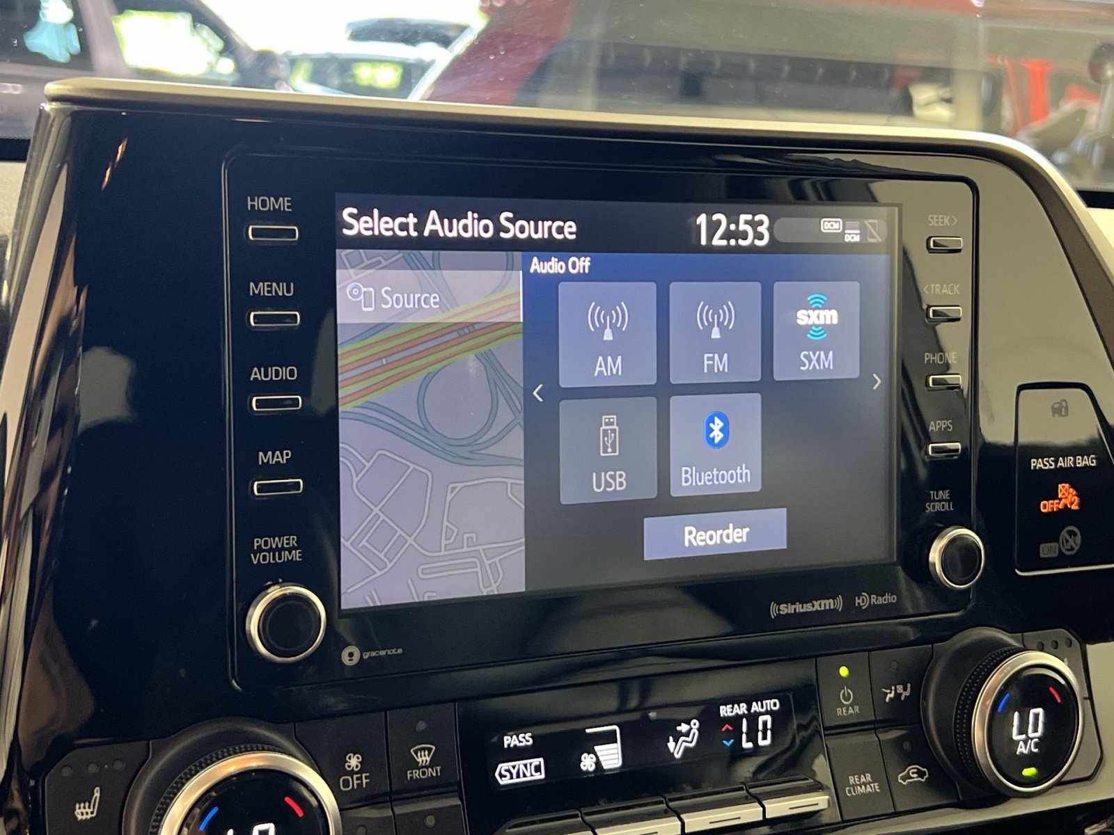 Used 2022 Toyota Highlander XLE AWD/4WD image 16