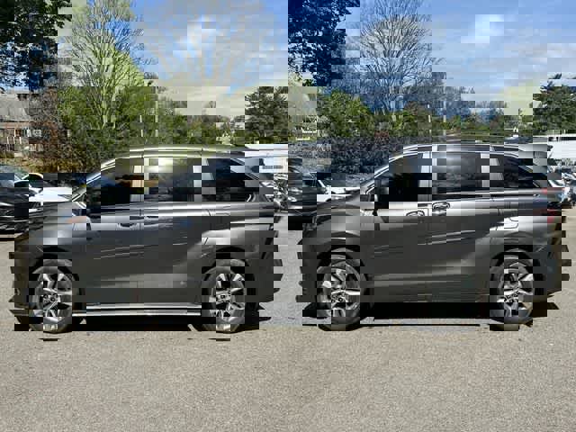 Used 2024 Toyota Sienna XLE w/ XLE Plus Package AWD/4WD image 2