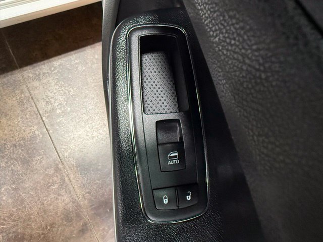 Used 2014 Chrysler 300 AWD w/ Driver Convenience Group image 24