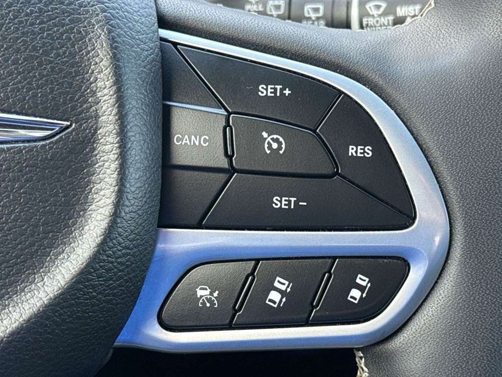 Used 2025 Chrysler Pacifica Select FWD image 18