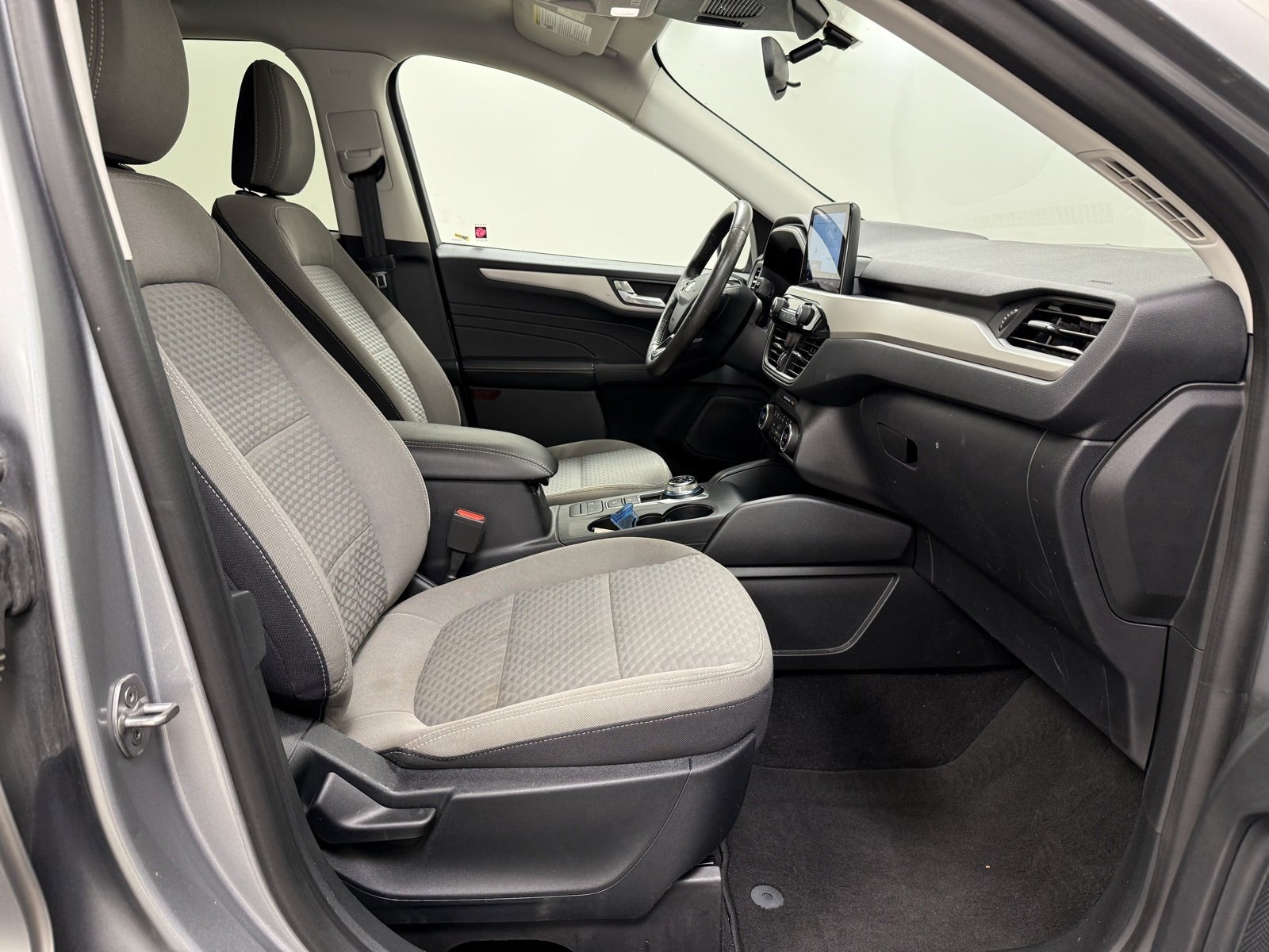 Used 2021 Ford Escape SE w/ SE Sport Appearance Package image 25