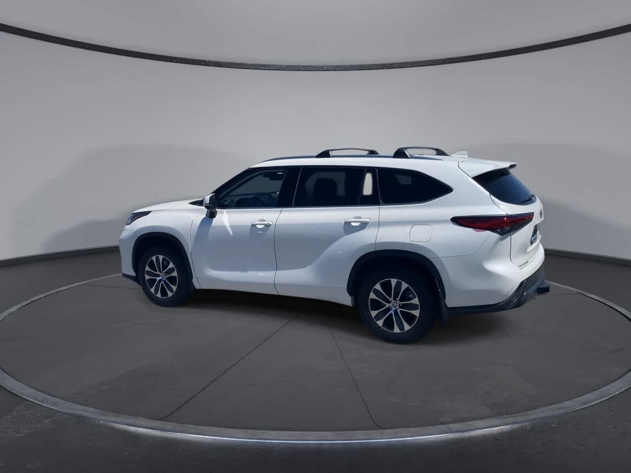 Used 2021 Toyota Highlander XLE AWD/4WD image 7