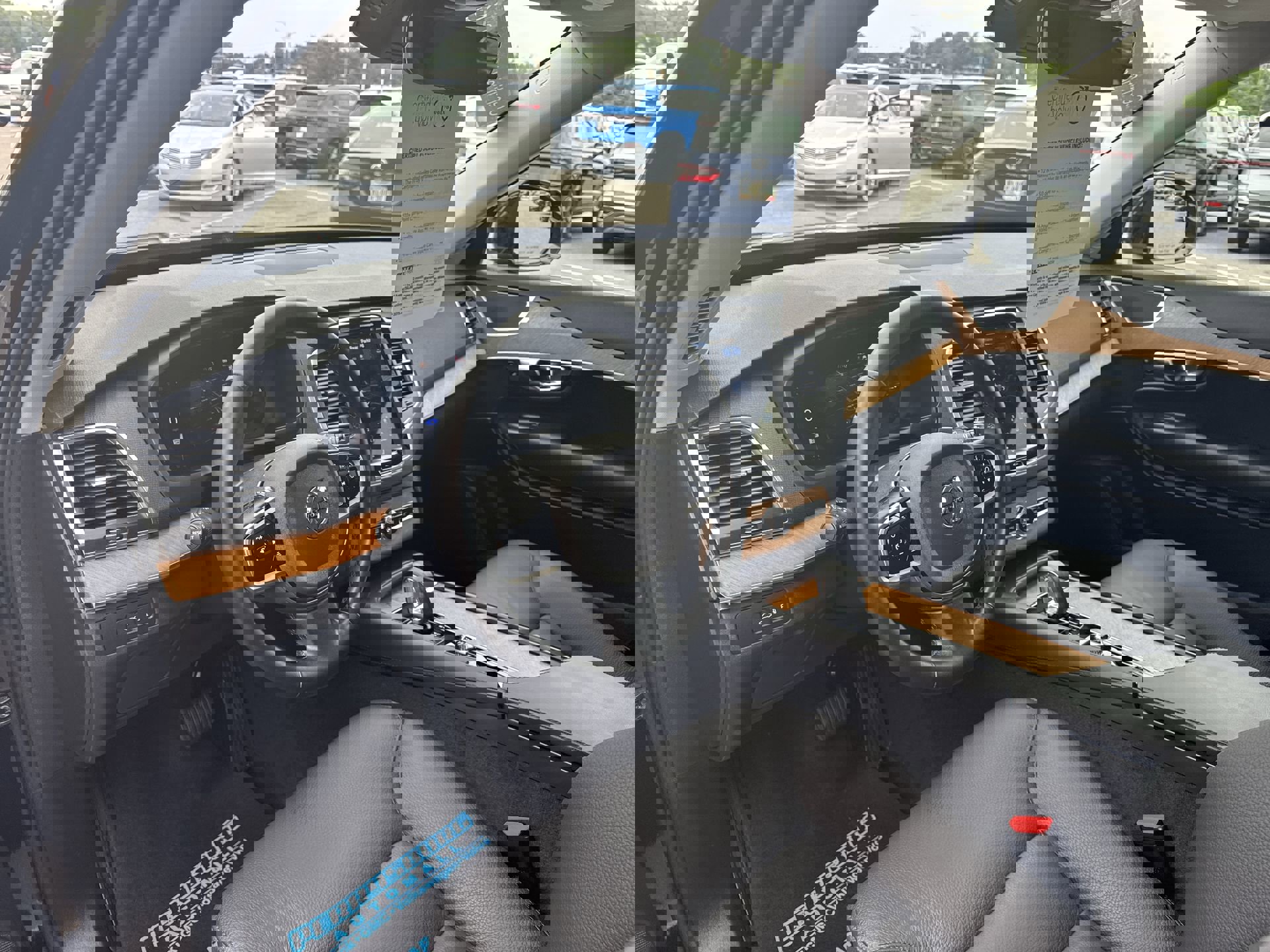 Used 2025 Volvo XC90 T8 Core w/ Protection Package Premier image 10