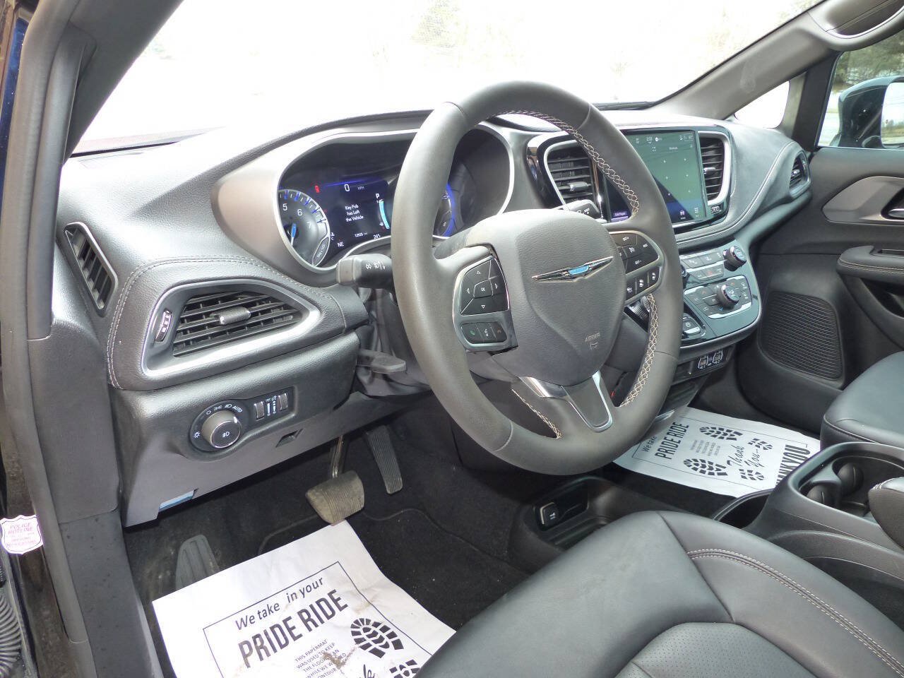 Used 2025 Chrysler Pacifica Select FWD image 18